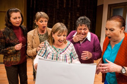 Szene aus „Kalendergirls“ mit Renate Blume, Uta Schorn, Angelika Mann Wally Schmitt und Ursula Karusseit