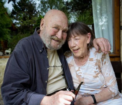 Zärtlich drückt Rolf Hoppe seien Frau an sich. Seit 55 Jahren sind sie zusammen 