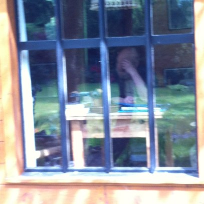 Der Denker hinterm Fenster