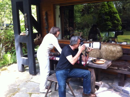 Frau Hoppe schaut zu, wie York Maecke ihren Mann fotografiert