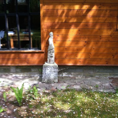 Die Skulptur ist das Geschenk eines Bildhauers