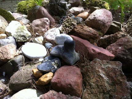 Wie eine kleine Robbe sieht der schwarze Stein aus.  Von allen Drehorten brachte sich der Schauspieler Steine mit