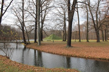 Blick auf den Tumulus, die Seepyramide, die sich Fürst Pückler als Grabstätte erbauen ließ