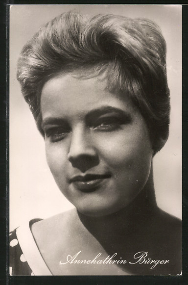 AK-Schauspielerin-Annekathrin-Buerger-in-Kamera-blickend