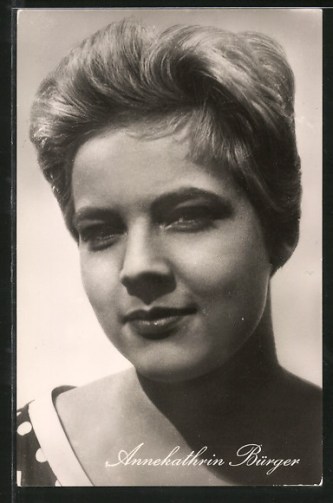 AK-Schauspielerin-Annekathrin-Buerger-in-Kamera-blickend