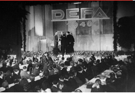 17. Mai 1946. Gründungsfeierder DEFA in den Babelsberger Althoff-Studios.Hans Klering erhält die Lizenzurkunde